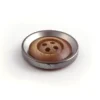 Knapp – Tofarget – 4-hull 28mm – Lys Tre/Metall