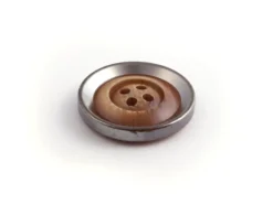 Knapp – Tofarget – 4-hull 28mm – Lys Tre/Metall