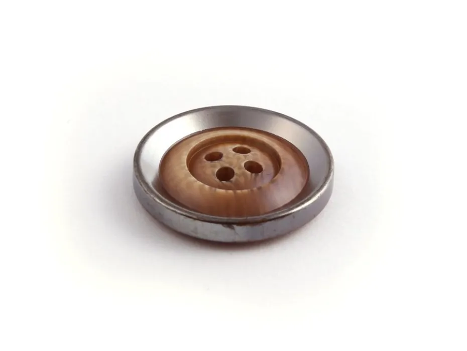 Knapp – Tofarget – 4-hull 28mm – Lys Tre/Metall