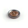 Knapp – Tofarget – 4-hull 22mm – Lys Tre/Metall