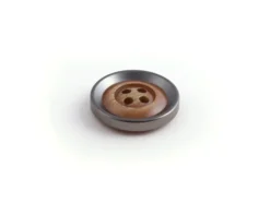 Knapp – Tofarget – 4-hull 22mm – Lys Tre/Metall