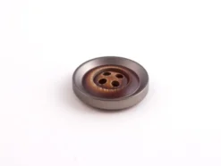 Knapp – Tofarget – 4-hull 22mm – Mørk Tre/Metall
